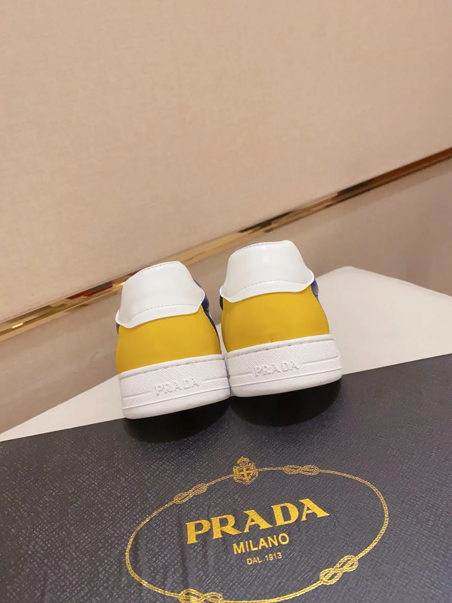 Men's shoes 💰: 440💰 [Prada～Prada] Trendy new models are on the market. Same style as the official website. Counter quality. Original matching. [Strong] [Strong] Selected first-layer cowhide fabric. Comfortable and breathable sheepskin lining, fine workmanship, upper layer made of 100% pure cowhide, original last shape, comfortable on the feet, shoe sizes 38 to 44